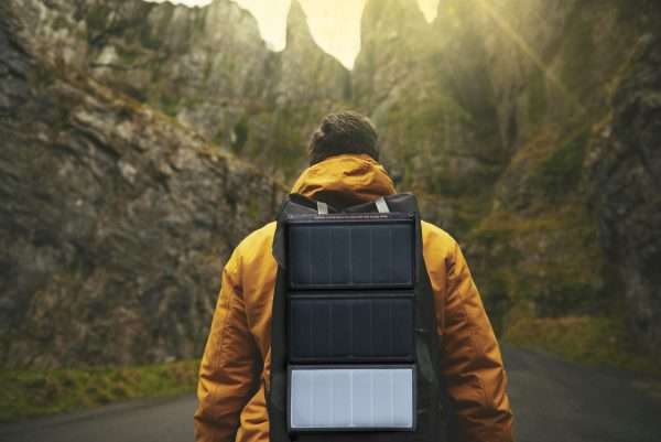 Solar Powerbank LX PB21 mit dreifach faltbaren Solarpaneelen, mit bis zu 21 Watt maximaler Leistung perfekt geeignet fÃ¼r Camping, Wandern, Angeln und jeden anderen Ort mit Sonnenlicht.