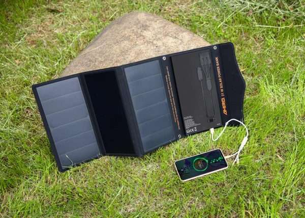 Solar Powerbank LX PB21 mit dreifach faltbaren Solarpaneelen, mit bis zu 21 Watt maximaler Leistung perfekt geeignet fÃ¼r Camping, Wandern, Angeln und jeden anderen Ort mit Sonnenlicht.