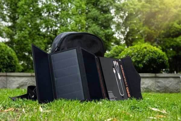 Solar Powerbank LX PB21 mit dreifach faltbaren Solarpaneelen, mit bis zu 21 Watt maximaler Leistung perfekt geeignet fÃ¼r Camping, Wandern, Angeln und jeden anderen Ort mit Sonnenlicht.